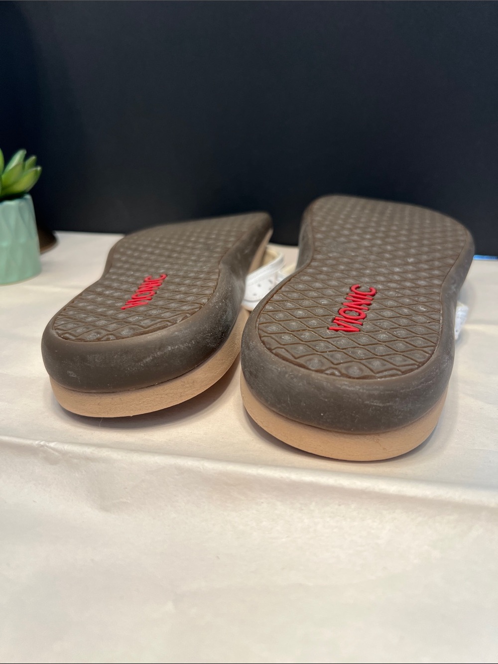 Vionic White Thong Sandals with Textured Footbed Size 10 - Picture 4 of 7